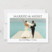 elegant script getrouwd en vrolijke pasgetrouwden  feestdagenkaart (Voorkant)