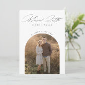 Elegant Script Getrouwd Kleine Kerstboog Foto Feestdagenkaart (Staand voorkant)