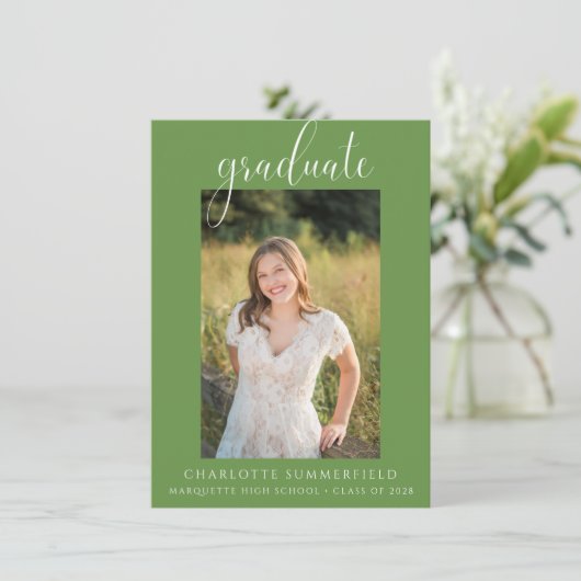 Élégant Script Green Graduation Faire-part (Debout devant)