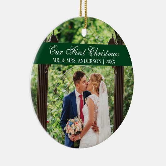 Elegant Script Green Ons eerste kerstfeest Keramisch Ornament (Rechts)