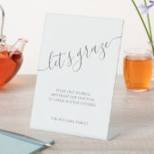 Elegant Script Grijze Grazing Tafel Bruiloft Reclamebord Met Voetstuk (Insitu)
