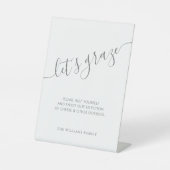 Elegant Script Grijze Grazing Tafel Bruiloft Reclamebord Met Voetstuk (Voorkant)