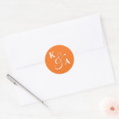 Elegant Script Helder Sinaasappel bruiloft monogra Ronde Sticker (Envelop)