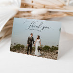 Élégant script Mariage photo Merci plié carte<br><div class="desc">Tout le monde va adorer recevoir cette belle carte de mariage merci pliée avec une magnifique image de votre jour de mariage! Customisez facilement votre photo et message mariage préféré à l'intérieur !</div>