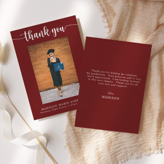 Elegant Script Maroon Afstuderen Foto Dank u Notitiekaartje