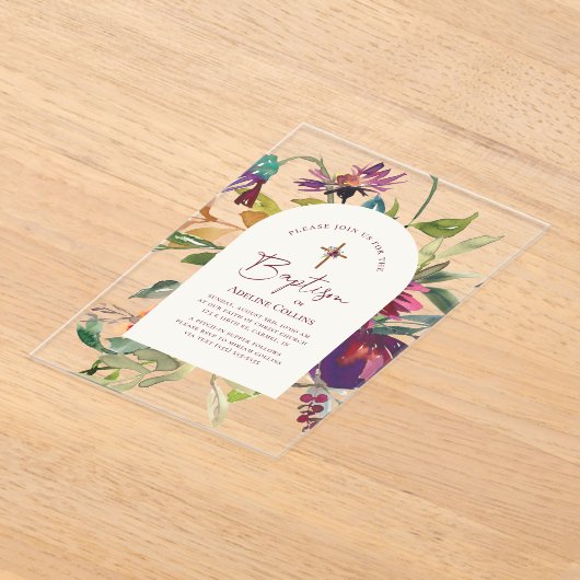 Elegant script Moderne Bourgondische bloemendoop Acryl Uitnodigingen (Laagn)