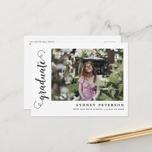 Élégant Script Moderne Photo Graduation Invitation (Devant/Arrière en situation)