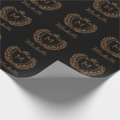 Elegant script Monogram Aangepaste Luxe Zwart Goud Cadeaupapier (Hoek)
