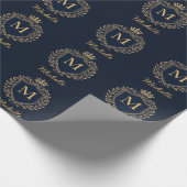 Elegant script Monogram Aangepaste Luxe Zwart Goud Cadeaupapier (Hoek)