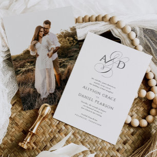 Elegant Script Monogram Foto Klassieke bruiloft Kaart