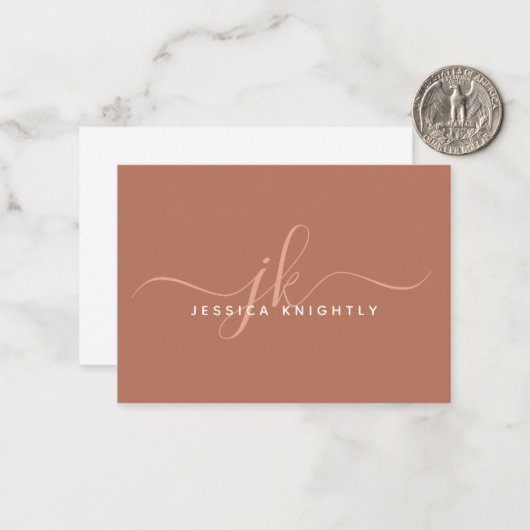 Elegant Script Monogram Initiaal Naam Terracotta Notitiekaartje (Voorkant / Achterkant in situ)