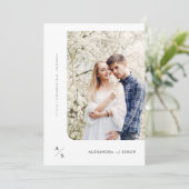 Elegant Script Monogram Trouwfoto Kaart (Staand voorkant)