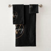 Elegant Script Monogram Zwart en Goud Bad Handdoek (Insitu)