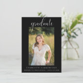 Élégant script noir Faire-part de graduation (Debout devant)