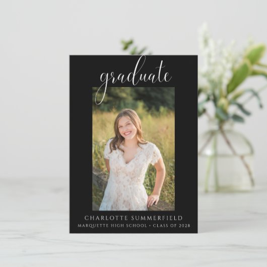 Élégant script noir Faire-part de graduation (Debout devant)
