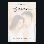 Élégant Script Photo Mariage Numéro de table Sept<br><div class="desc">Ce design présente une belle photo de votre choix. Cliquez sur le bouton "Cliquez pour customiser plus loin" pour modifier la couleur du libellé du script. Déplacer l'image au-dessus des calques superposés vers le centre. Voir la collection entière pour plus d'articles correspondants !</div>