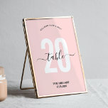 Élégant script rose vif Numéro de table moderne<br><div class="desc">Terminez votre séjour d'affaires ou d'agrément par cet élégant panneau de numéro de table rose vif. Cette carte de numéros de table féminins dispose d'un grand nombre de polices de calligraphie rose pâle et élégantes, idéal pour votre fonction d'entreprise, collecte de fonds caritative, dîner d'anniversaire ou réception de mariage, ce...</div>