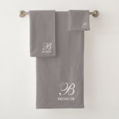 Elegant Script Serif Monogram Lichtgrijs Bad Handdoek (Insitu)