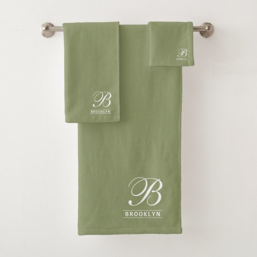 Elegant Script Serif Monogram Sage Green Bad Handdoek (Insitu)