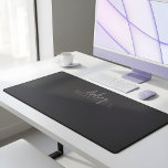 Élégant script signature Monogramme noir<br><div class="desc">Le Desk Mat est doté d'un duo de polices de calligraphie moderne et d'une police serif élégante.</div>
