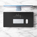 Élégant script signature Monogramme noir<br><div class="desc">Le Desk Mat est doté d'un duo de polices de calligraphie moderne et d'une police serif élégante.</div>
