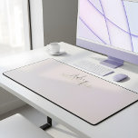 Élégant script signature Monogramme rose<br><div class="desc">Le Desk Mat est doté d'un duo de polices de calligraphie moderne et d'une police serif élégante.</div>