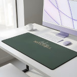 Élégant script signature Monogramme vert<br><div class="desc">Le Desk Mat est doté d'un duo de polices de calligraphie moderne et d'une police serif élégante.</div>