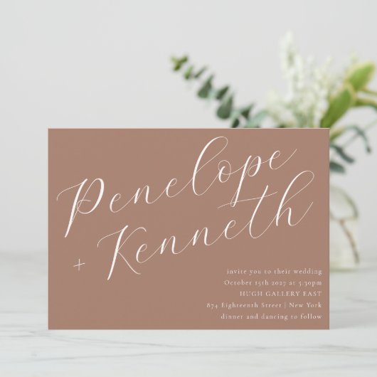 Elegant script Stijlvolle bruiloft Aardse Mocha Br Kaart (Staand voorkant)