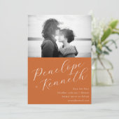 Elegant script Stijlvolle trouwfoto Terracotta Save The Date (Staand voorkant)