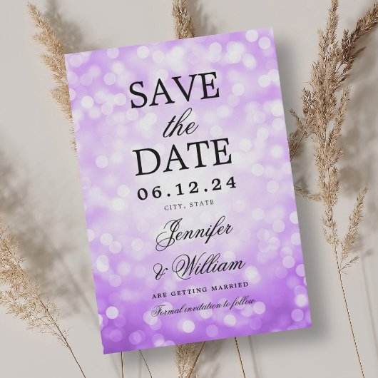 Elegant Script Trouwen Paarse Bokeh Lights Save The Date