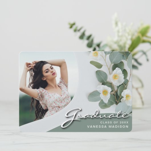 Elegant Script White Flowers | Modern Photo Afstud Aankondiging (Staand voorkant)