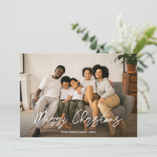 Elegant Script Winterberry Pattern Family Foto Feestdagenkaart (Staand voorkant)