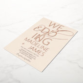 ELEGANT Scripting Rustic Tan Wedding Folie Uitnodiging (Gedraaid)