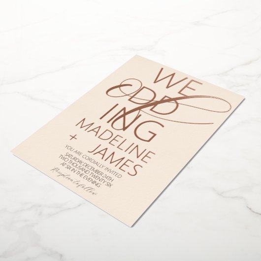 ELEGANT Scripting Rustic Tan Wedding Folie Uitnodiging (Gedraaid)