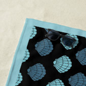 Elegant Seashells Blue op Black Strandlaken (In situ)