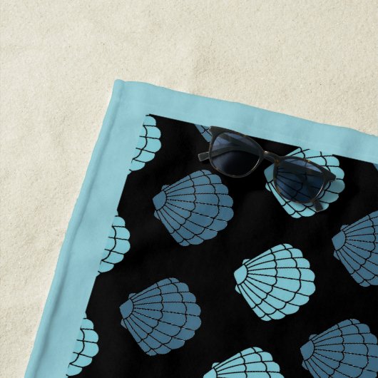Elegant Seashells Blue op Black Strandlaken (In situ)