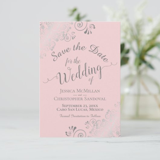 Elegant Silver Grey Lace over het bleekroze huweli Save The Date (Staand voorkant)
