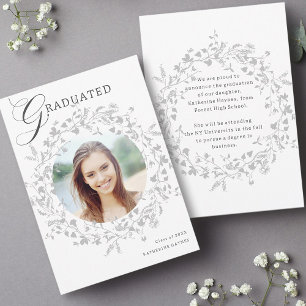 Elegant Silver Wildflower Wreath Afstuderen Aankondiging