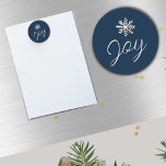 Élégant Snowflake Joy Magnet<br><div class="desc">Ajoutez une touche d'élégance à votre décor de vacances grâce à cet élégant aimant de joie de flocon de neige. L'aimant rond présente un flocon de neige en argent brossé en haut et le mot "Joy" en caractères de script, créant un design festif et élégant. Parfait pour orner votre réfrigérateur,...</div>