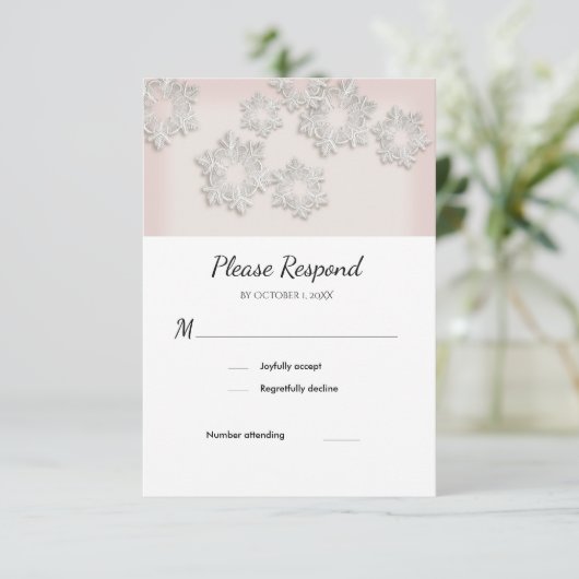 Élégant Snowflakes Winter Wedding RSVP Flat Card (Debout devant)