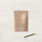 Elegant stijlvol roos goudglitter make-up en haar post-it® notes (Op bureau)