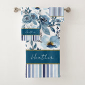 Elegant stoffig blauw wit bloemenstreep monogram bad handdoek (Insitu)