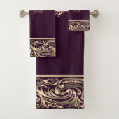 Elegant Stylish Gold Swirls Monogram Burgundy Bad Handdoek (Insitu)