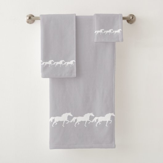 Elegant Stylish White Horses on Silver Gray (En situation)