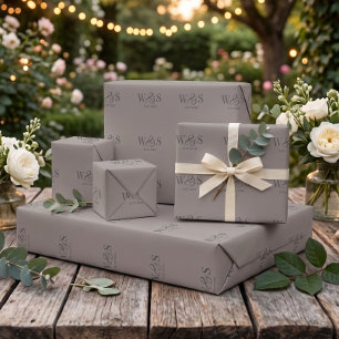 Elegant Taupe huwelijksparen met initialen Cadeaupapier