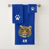 Elegant tijgergezicht, poten en monogram op blauw bad handdoek (Insitu)