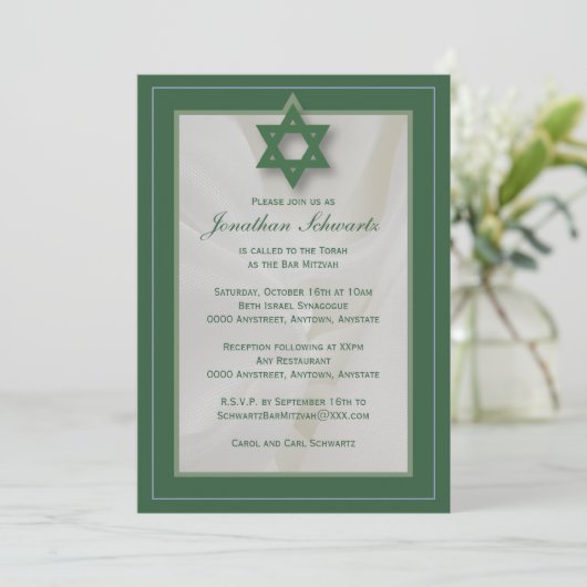 Élégant tissu Bar Mitzvah Invitation en vert (Debout devant)