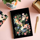 Élégant Tropical Floral Botanique Koi Fish Pond<br><div class="desc">Séjournez organisé en style grâce à notre planificateur 2025, joliment conçu et peint à la main, avec notre design exclusif de poissons nageant gracieusement nichés dans un jardin botanique fleuri et animé. De délicieuses fleurs et une végétation tropicale luxuriante entourent le poisson dynamique, créant une scène artistique inspirante. Ce planificateur...</div>