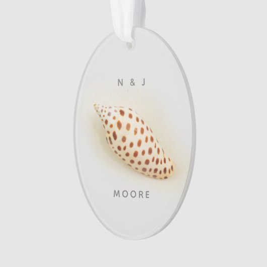 Elegant Tropical Junonia Beach Shell Initiaal Name Ornament (voorkant)