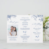 Élégant Victorian Blue Floral Wedding Programme (Debout devant)